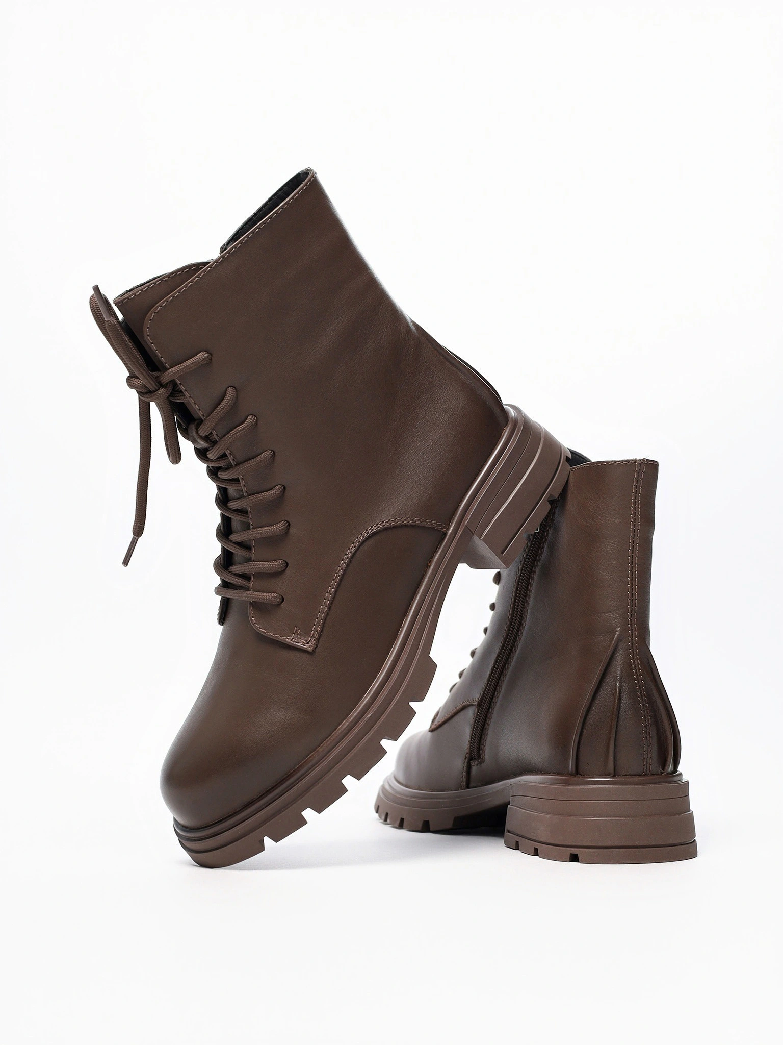 Ботинки коричневого цвета на рельефной подошве